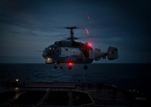 вертольоти сф виконують польоти з посадкою на палубу корабля в умовах полярної ночі