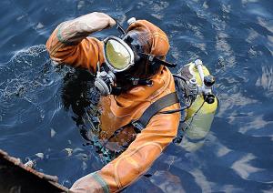 водолази рятувальники північного флоту тренуються надавати допомогу аварійним підводним човнам