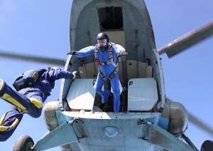морські піхотинці каспійської флотилії готуються виконати нічні стрибки з парашутом на водну поверхню