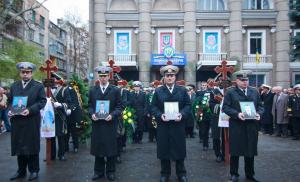 українські і російські військові моряки ушанували память трагічно загиблих в дтп військовослужбовок вмс