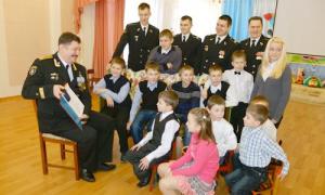 російський екіпаж викрамадитьи відвідав дитячий будинок сєверодвінська