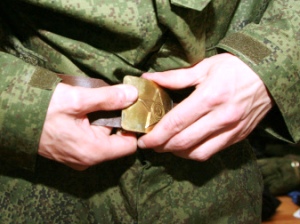 російська армія позбавиться від ременів з металевою бляхою